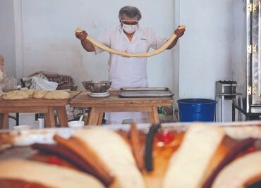 Roscas que tardan horas y años en ser preparadas; más que un negocio es unión familiar