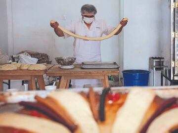 Roscas que tardan horas y años en ser preparadas; más que un negocio es unión familiar