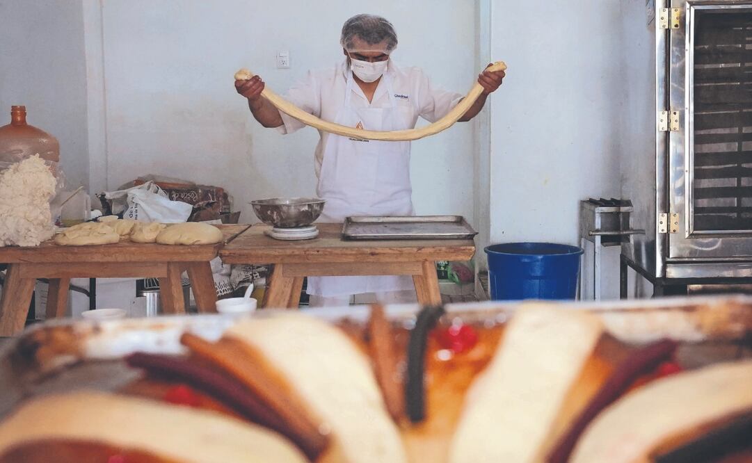 Más que negocio, unión familiar 
En Nezahualcóyotl, padres e hijos comparten esfuerzo y conocimientos para elaborar roscas de reyes para vender. Foto: de LUIS CAMACHO. EL UNIVERSAL
