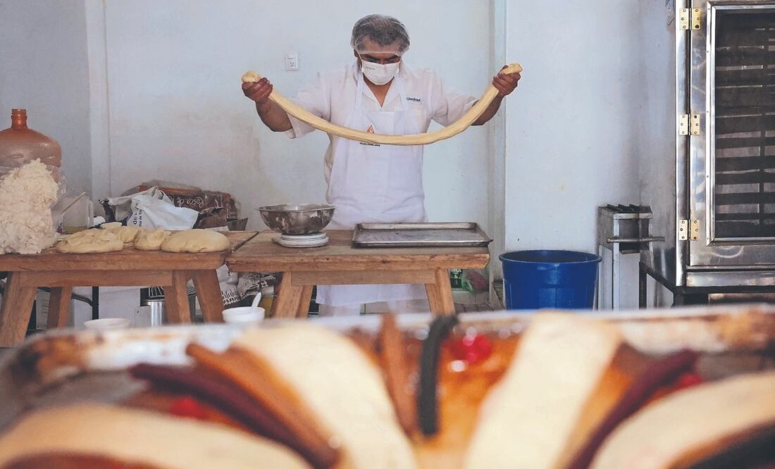 Más que negocio, unión familiar
En Nezahualcóyotl, padres e hijos comparten esfuerzo y conocimientos para elaborar roscas de reyes para vender. Foto: de LUIS CAMACHO. EL UNIVERSAL