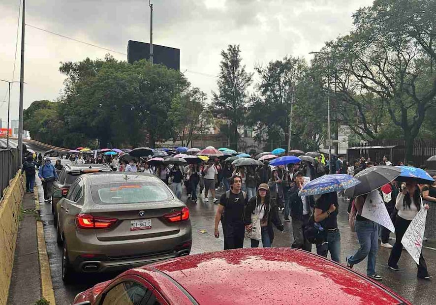 Los manifestantes cerraron el paso vehicular tras señalar que no lograron establecer una mesa de diálogo con autoridades educativas. Foto: Especial
