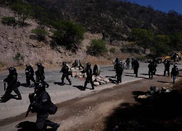 20 heridos en enfrentamiento entre simpatizantes de Evo Morales y policía; bloqueos de carreteras agravan tensión en Bolivia