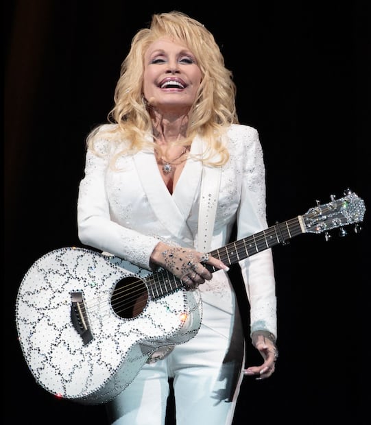 La cantautora Dolly Parton actúa en concierto durante su gira "Pure & Simple Tour" en el Frank Erwin Center el 6 de diciembre de 2016, en Austin, Texas.
Foto de SUZANNE CORDEIRO / AFP.