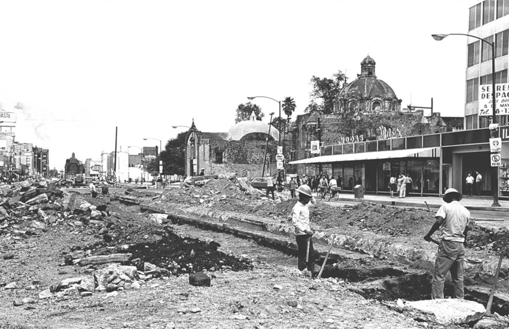 Las obras de la línea 1 del Sistema de Transporte Colectivo Metro en la avenida Arcos de Belén, a inicios de 1968. Del lado derecho se alcanza a ver el templo de "Las Merceditas", parte del antiguo convento de Belén de los Mercedarios. Crédito: Archivo El Universal
