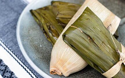 Prepara tamales de mole y pollo al estilo de Guzina Oaxaca