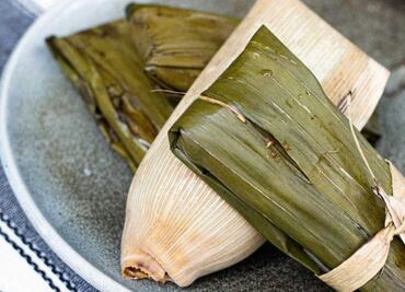 Prepara tamales de mole y pollo al estilo de Guzina Oaxaca