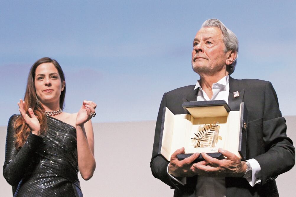 Delon, de 83 años, se conmovió al recibir el premio. / STEPHANE MAHE. REUTERS
