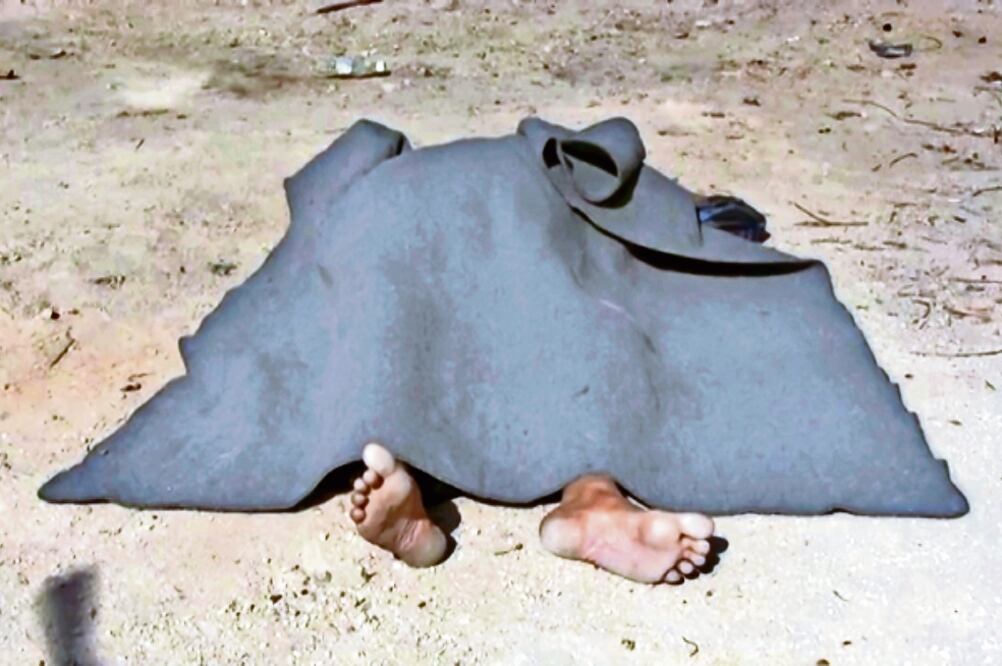 Una de las víctimas en Al Qariatain. El pasado día 21, el ejército sirio recuperó la localidad, situada a la mitad del desierto (AP)