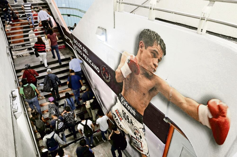 El jefe de Gobierno, autoridades del Metro y de la FMB inauguraron ayer la exposición Ídolos del Boxeo Mexicano en la estación Garibaldi. (JOSÉ MÉNDEZ. EFE)