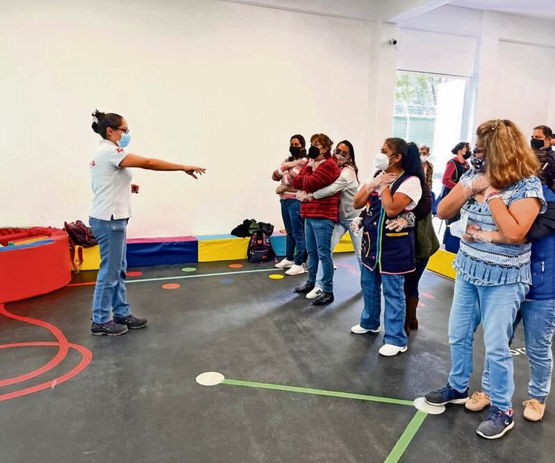 Personal administrativo y docentes de los Cendis aprendieron a reaccionar ante una contingencia. Foto: Especial