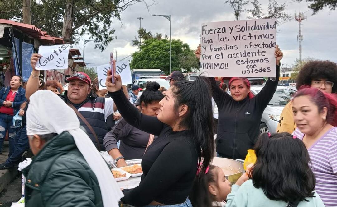 Habitantes de Iztapalapa entregan víveres para apoyar a familiares de víctimas de la explosión de la pipa de gas
Foto: Daniela Gómez