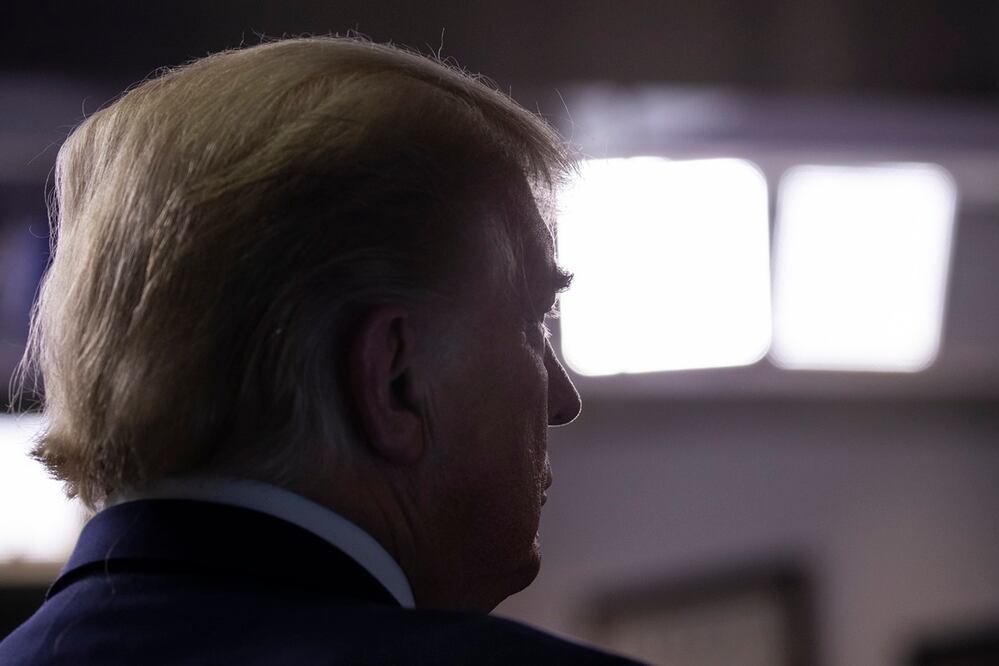 Presidente Donald Trump escucha a Mike Pence hoy 20 de abril. AP