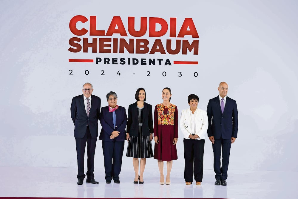 David Kershenobich, Raquel Buenrostro, Luz Elena González , Claudia Sheinbaum, Edna Elena Vega y Jesús Antonio Esteva, ayer en la presentación de secretarios de la próxima administración federal. Foto: de Diego Simón. El Universal