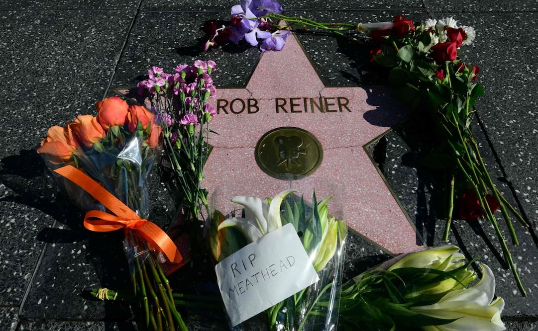 Fanáticos dejan flores en la estrella del actor y director estadounidense Rob Reiner en el Paseo de la Fama de Hollywood en Los Ángeles, California. Foto: Frederic J. Brown / AFP.