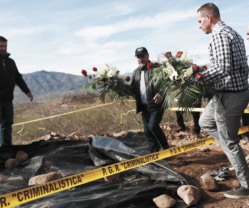 Adrián LeBarón (de gorra) acudió al lugar donde fueron asesinados por un grupo armado su hija Rhonita y cuatro de sus nietos. CHRISTIAN TORRES. EL UNIVERSAL