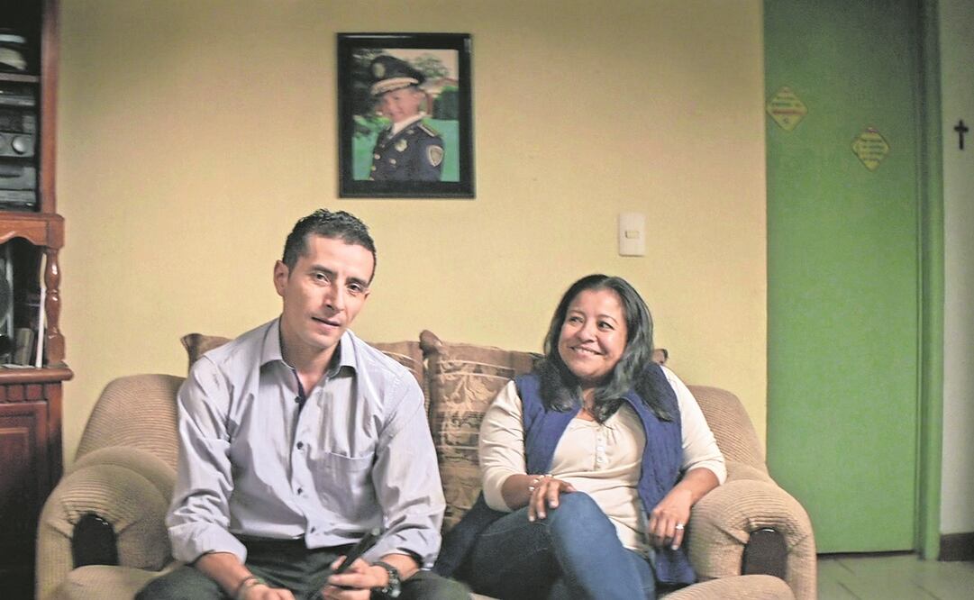 El filme se centra en dos oficiales enamorados; posteriormente, en los dos actores y su proceso para interpretar a la fuerza pública. Foto: Netflix.