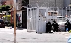 Un hombre armado se atrincheró en una vivienda de la colonia Los Héroes Tecámac. Foto: Especial