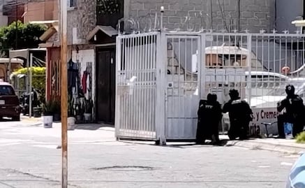 Hombre armado se atrinchera con seis rehenes en vivienda de Los Héroes Tecámac; hay tres menores de edad