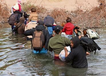 Migrantes se aferran a cruzar pese a restricciones