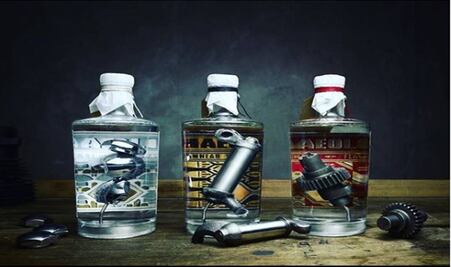 ¡Esta ginebra se infusiona con partes de motocicleta!