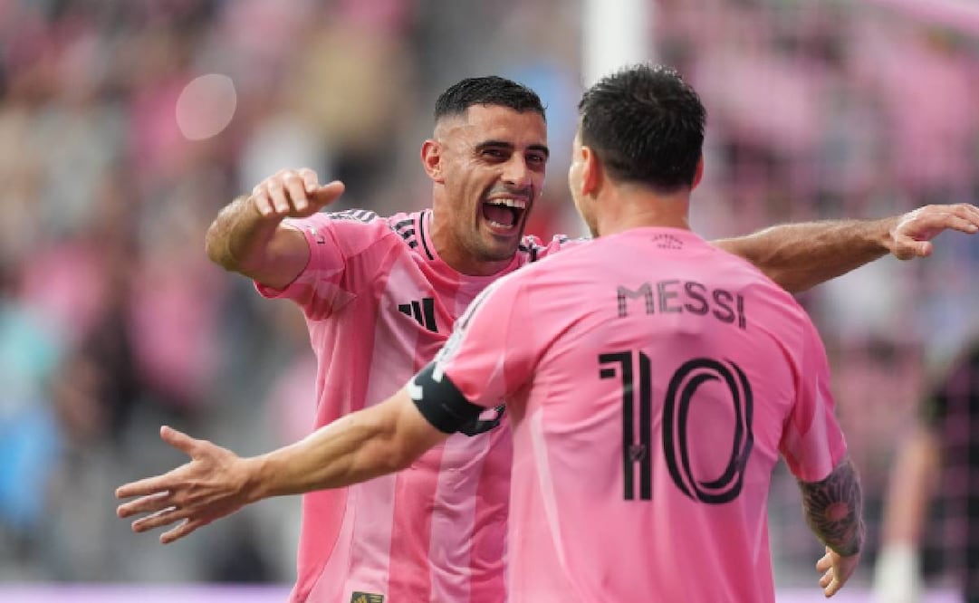Germán Berterame festeja con Lionel Messi / Foto: AP
