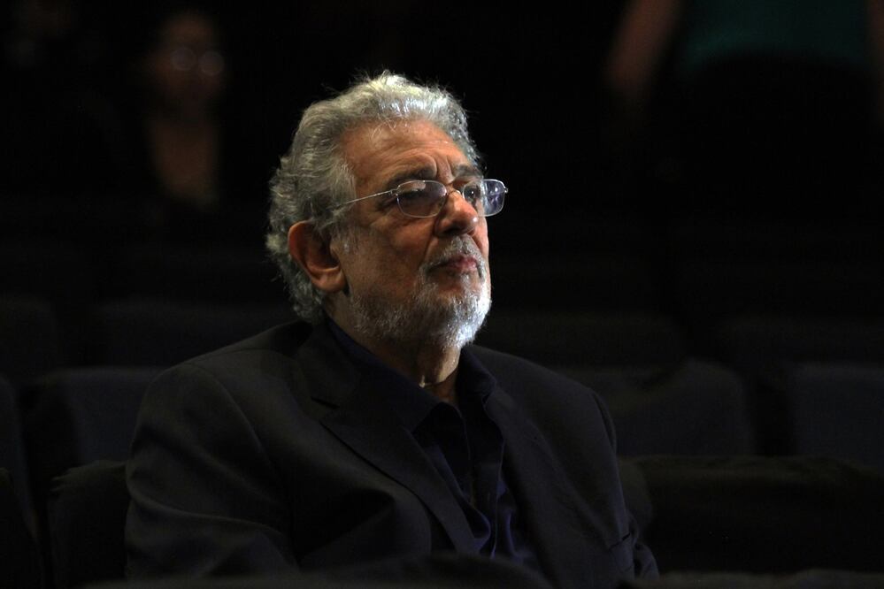 El día de ayer en el ensayo general el tenor observaba con cuidado los preparativos del festejo. Con su mirada rodeaba el lugar (NOTIMEX)