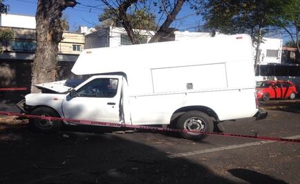 Camioneta choca contra árbol; muere copiloto