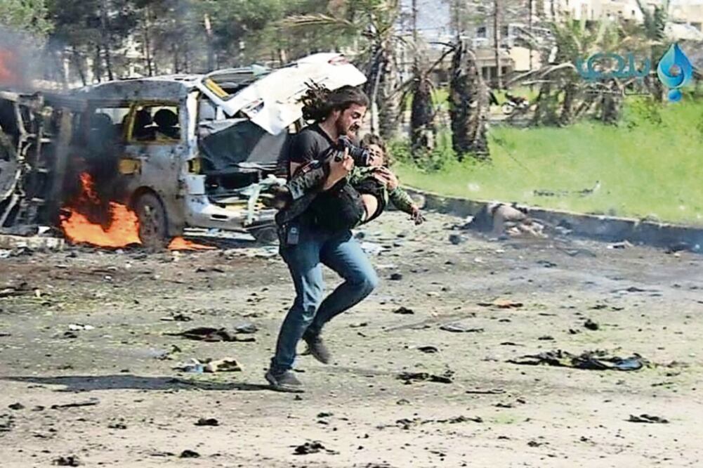 El fotógrafo Abd Alkader Habak narró la tristeza que sintió al ver a los niños morir en frente de él (TOMADA DE TWITTER)