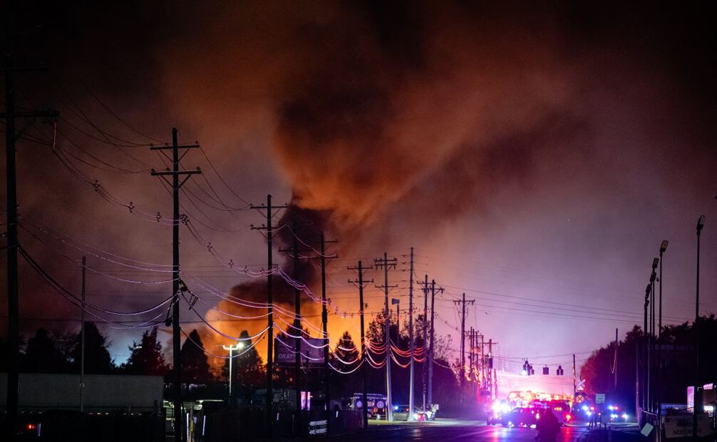 Plums of smoke rise from the area of a UPS cargo plane crash at Louisville Muhammad Ali International Airport, on Tuesday, Nov. 4, 2025, in Louisville, Ky. Foto: AP
Columnas de humo se elevan desde la zona del accidente de un avión de carga de UPS en el Aeropuerto Internacional Muhammad Ali de Louisville, el martes 4 de noviembre de 2025, en Louisville, Kentucky. Foto: AP