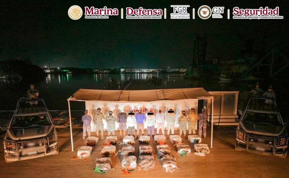 Autoridades federales detienen a seis extranjeros; aseguran cerca de una tonelada de cocaína frente a costas de Chiapas.
Foto: Especial.