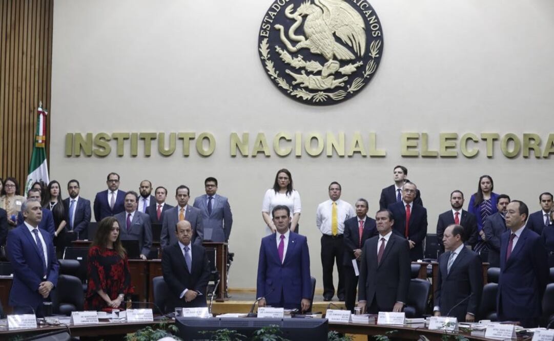 El Consejo General del INE guardó un minuto de silencio por las víctimas de los recientes desastres ocurridos en el país. /Luis Cortés - EL UNIVERSAL