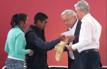 Con programas sociales, no habrá excusas para dejar el huachicol: AMLO
