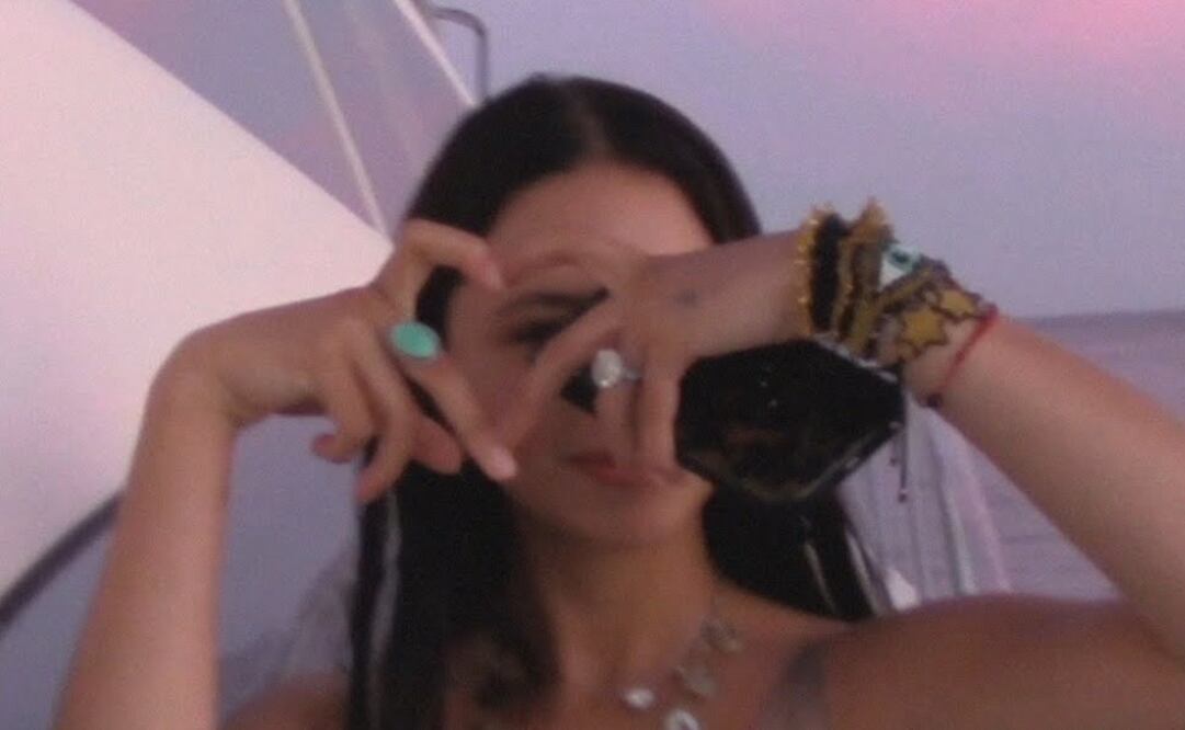 Ángela Aguilar presume su anillo de compromiso en la promoción de "El equivocado".