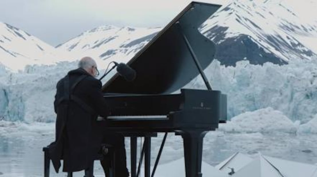 Famoso pianista toca entre icebergs para salvar el Ártico