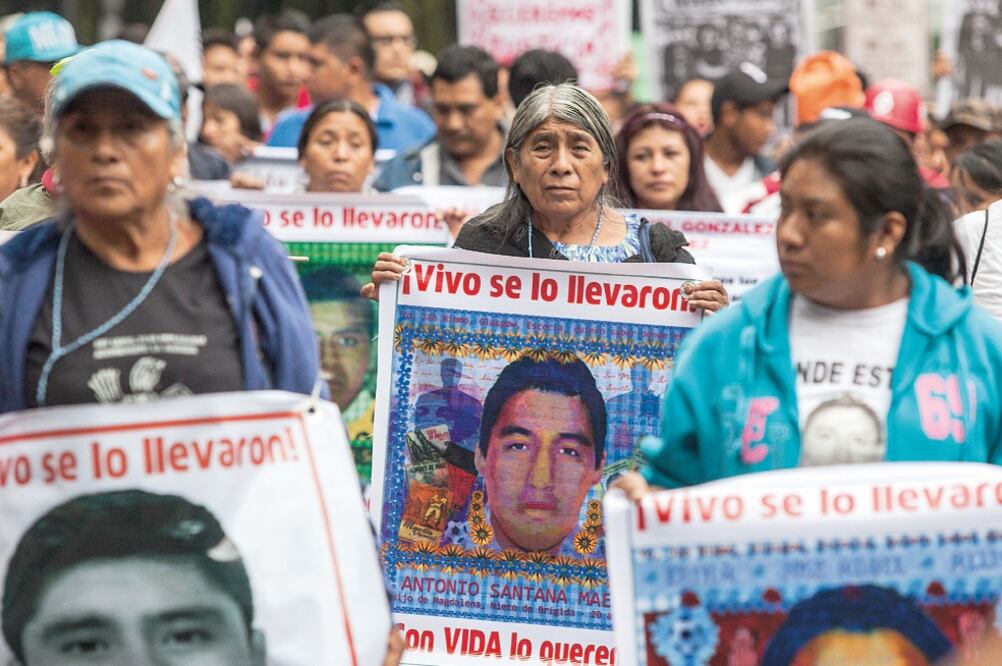 En la marcha por la desaparición de los normalistas, los asistentes dijeron que no se cerrará el caso hasta que se sepa la verdad (CRISTOPHER ROGEL. EL UNIVERSAL)