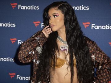 Micrófono que Cardi B arrojó durante un concierto es subastado por millonaria cantidad