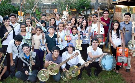 Orquesta de Instrumentos Reciclados visita México
