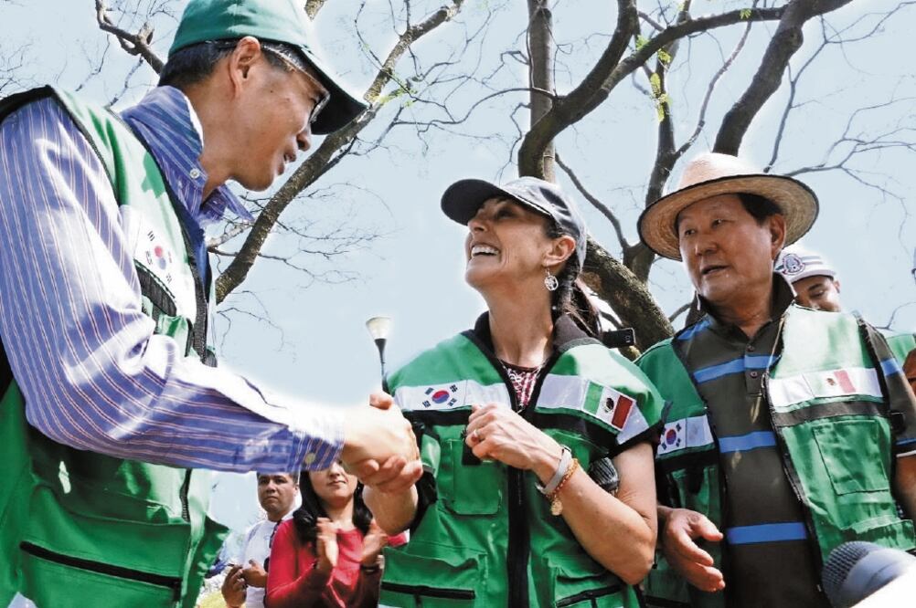 La titular del Ejecutivo local realizó el Sábado de Tequio en la tercera secció n del Bosque de Chapultepec, hasta donde llegó el embajador de Corea del Sur. / ESPECIAL