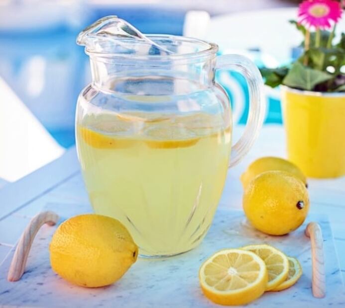 Beneficios del agua de limón con cúrcuma