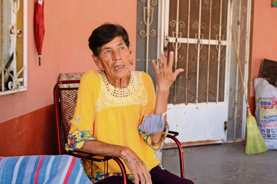 Ofelia Elizalde, de 70 años, fue invitada por su hermano al grupo musical. Ella es una de las cantantes de cardenche que busca preservar este canto. Foto: Francisco Rodríguez