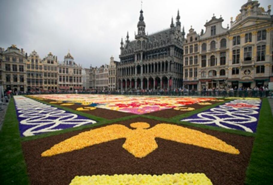 Alfombra de flores cubre la Grand-Place de Bruselas