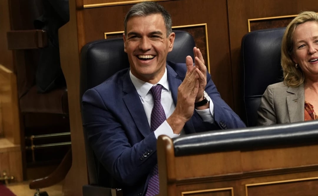 El presidente del gobierno español en funciones, Pedro Sánchez, aplaude en la cámara baja del parlamento español en Madrid, España. Foto: AP