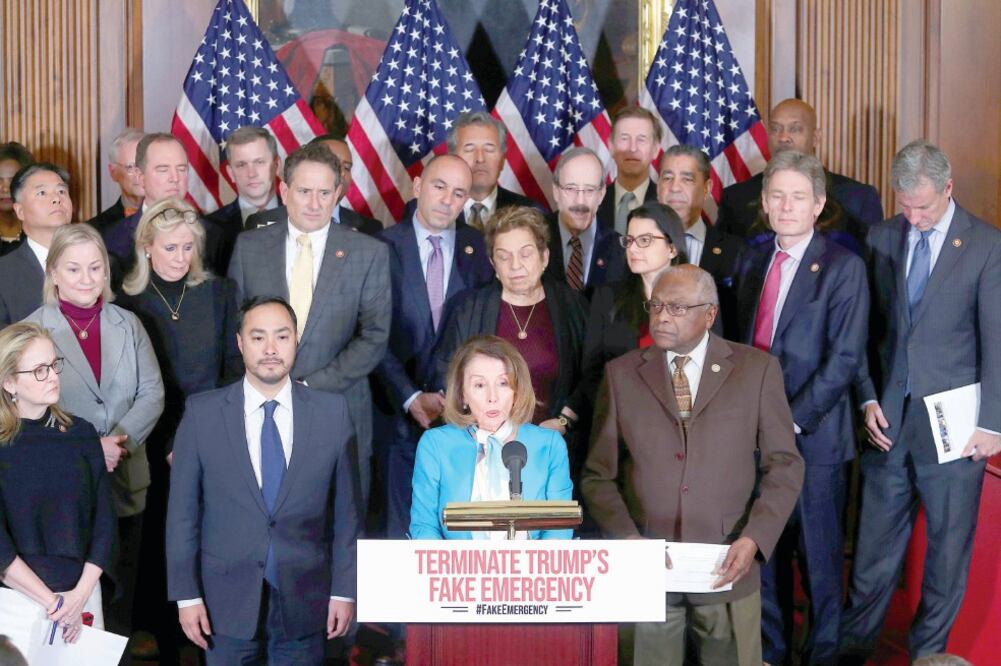 La líder de la Cámara de Representantes, Nancy Pelosi (centro), ayer al dar una conferencia en el Capitolio, en Washington. (JONATHAN ERNST. REUTERS)