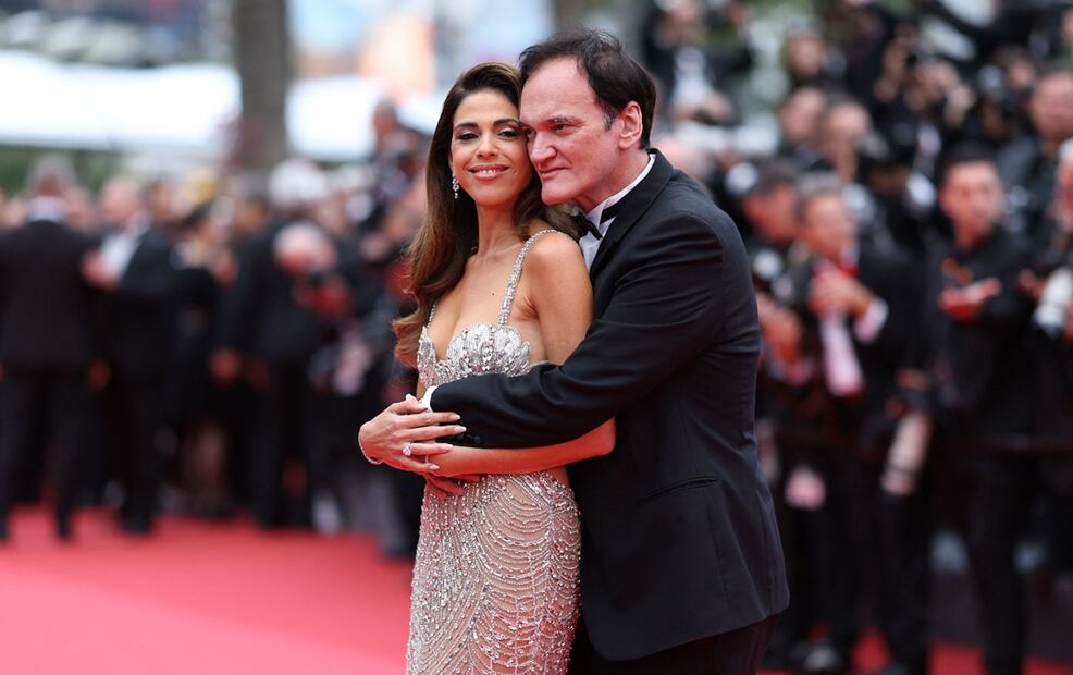 El director estadounidense, Quentin Tarantino, y su esposa, la cantante israelí Daniella Pick, en su paso por la alfombra roja del Gran Théâtre Lumière. Foto: AFP