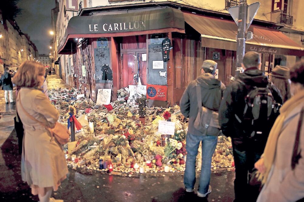 Franceses se reúnen afuera de dos de los restaurantes atacados hace una semana, “Le Carillon” y “Le Petit Cambodge”, en París (BENOIT TESSIER. REUTERS)