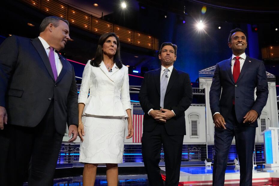 Los candidatos presidenciales republicanos de izquierda, el exgobernador de Nueva Jersey. Chris Christie, la ex embajadora de la ONU Nikki Haley, la gobernadora de Florida. Ron DeSantis y el empresario Vivek Ramaswamy suben al escenario antes de un debate de las primarias presidenciales republicanas organizado por NBC News, el 8 de noviembre de 2023, en el Centro Adrienne Arsht para las Artes Escénicas del condado de Miami-Dade en Miami. Foto: AP Photo/Wilfredo Lee, File