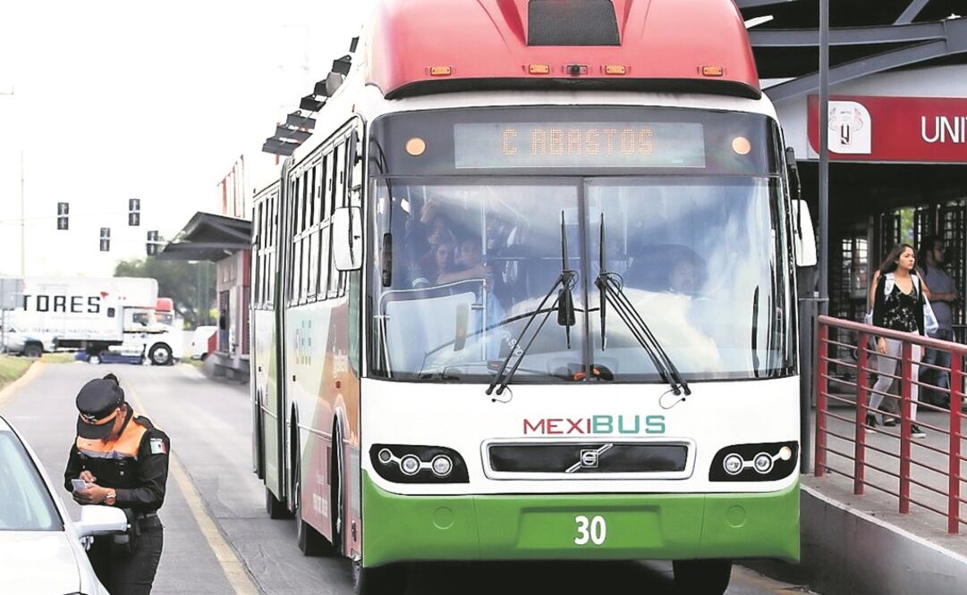 Toma tus precauciones si tienes que usar el transporte público en el Estado de México para que no se te haga tarde. (Foto: Archivo/El Universal)