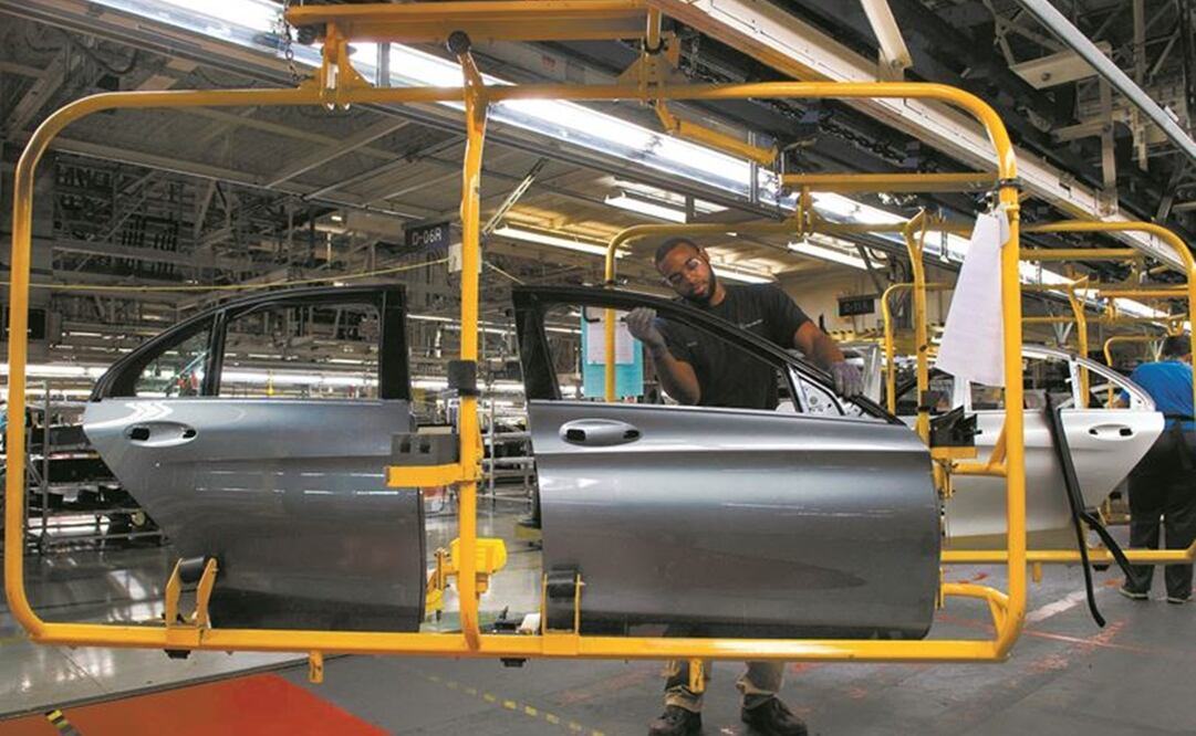 Los chips son vitales para la vida moderna y su escasez afectó especialmente al sector automovilístico. Foto: Archivo/ AP.