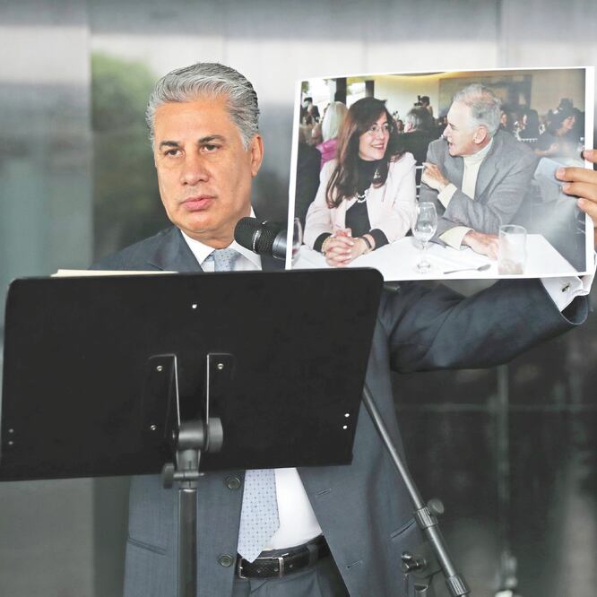 En conferencia de prensa, Alejandro Rojas Díaz Durán mostró una fotografía de Yeidckol Polevnsky con Raúl Salinas de Gortari y aseguró que se tomó en un festejo organizado por Diego Fernández de Cevallos. VALENTE ROSAS. EL UNIVERSAL