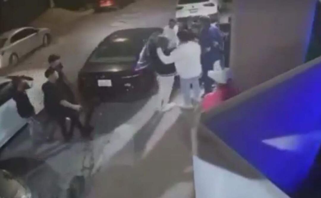 Imágenes que circulan en redes sociales muestran la riña callejera en San Luis Potosí que termina con disparos al aire (20/02/2025). Foto: Especial